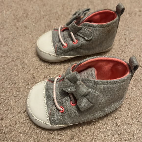 Five pairs of assorted newborn shoes - Picture 3 of 6